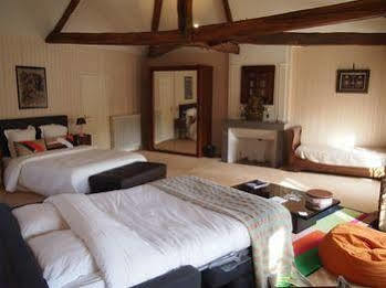 Bed and Breakfast Château de la Touche à Savigny-Lévescault Extérieur photo