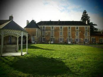 Bed and Breakfast Château de la Touche à Savigny-Lévescault Extérieur photo